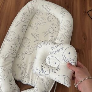 Baby co-sleeper nest/bed. It’s clean and barely used. Pet and smoke free home